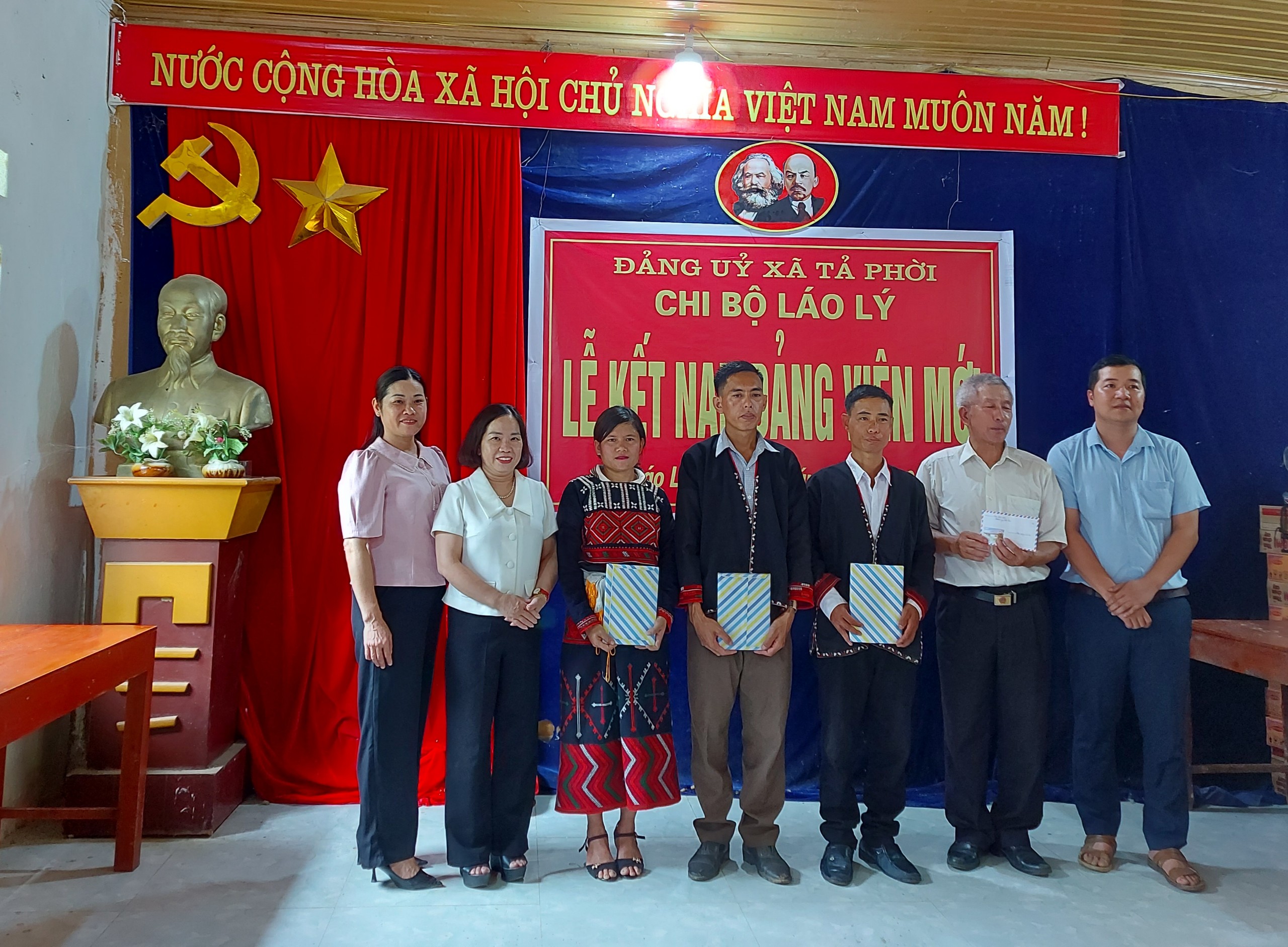 Các đồng chí lãnh đạo tặng quà, chúc mừng 3 đảng viên mới kết nạp. anh5.jpg