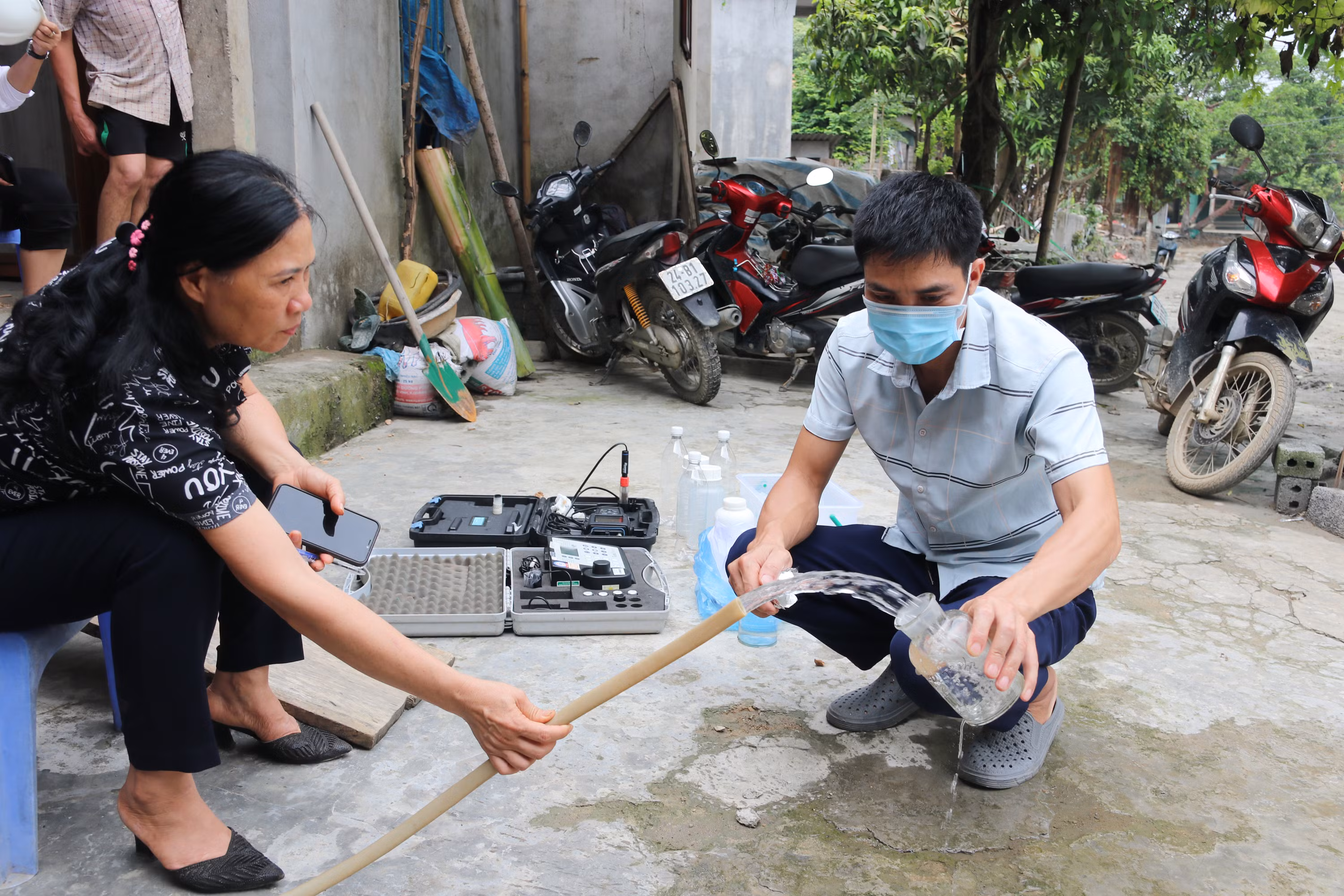 lay nuoc gieng khoan ho dan.JPG