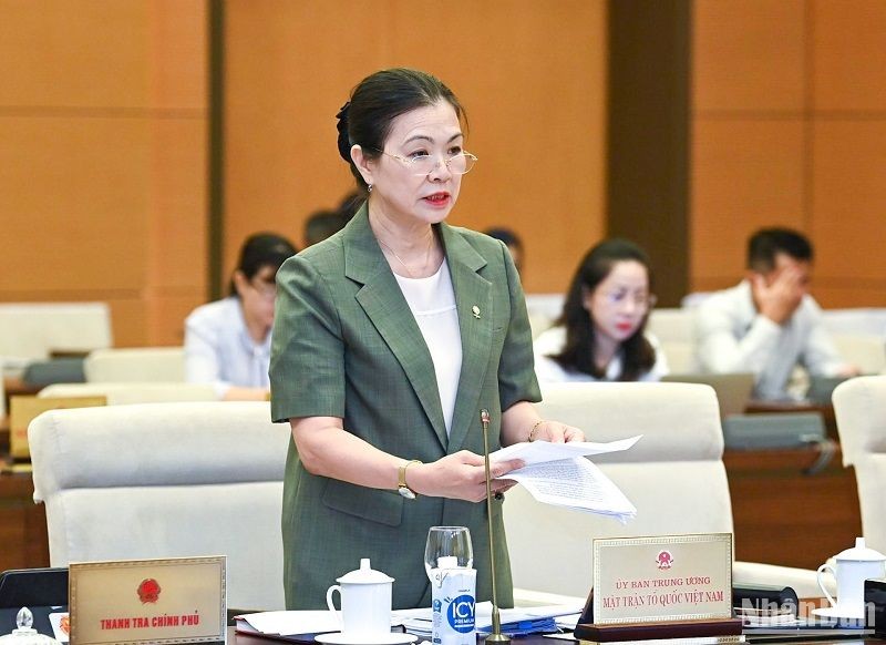 Phó Chủ tịch Ủy ban Trung ương MTTQ Việt Nam Trương Thị Ngọc Ánh báo cáo tại phiên họp sáng 16/8. Phó Chủ tịch Ủy ban Trung ương MTTQ Việt Nam Trương Thị Ngọc Ánh báo cáo tại phiên họp sáng 16/8.