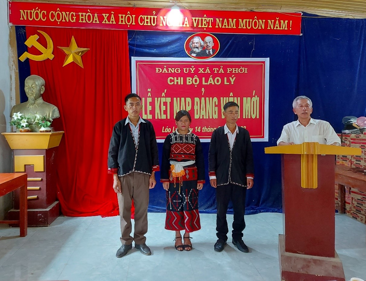 Bí thư Chi bộ Láo Lý giao nhiệm vụ cho 3 đảng viên mới. giao nhiệm vụ.jpg