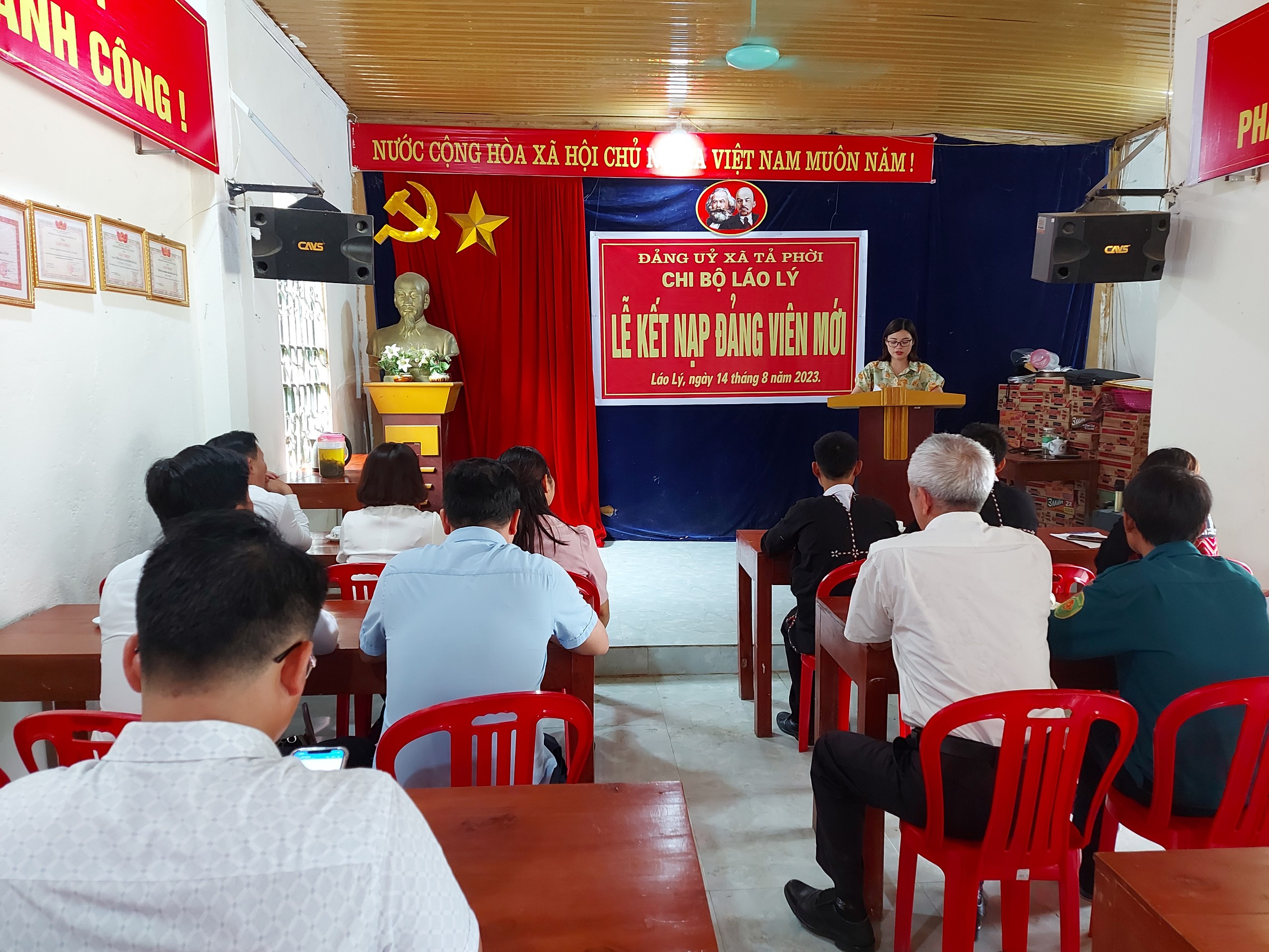 Quang cảnh lễ kết nạp Đảng. anh2.jpg