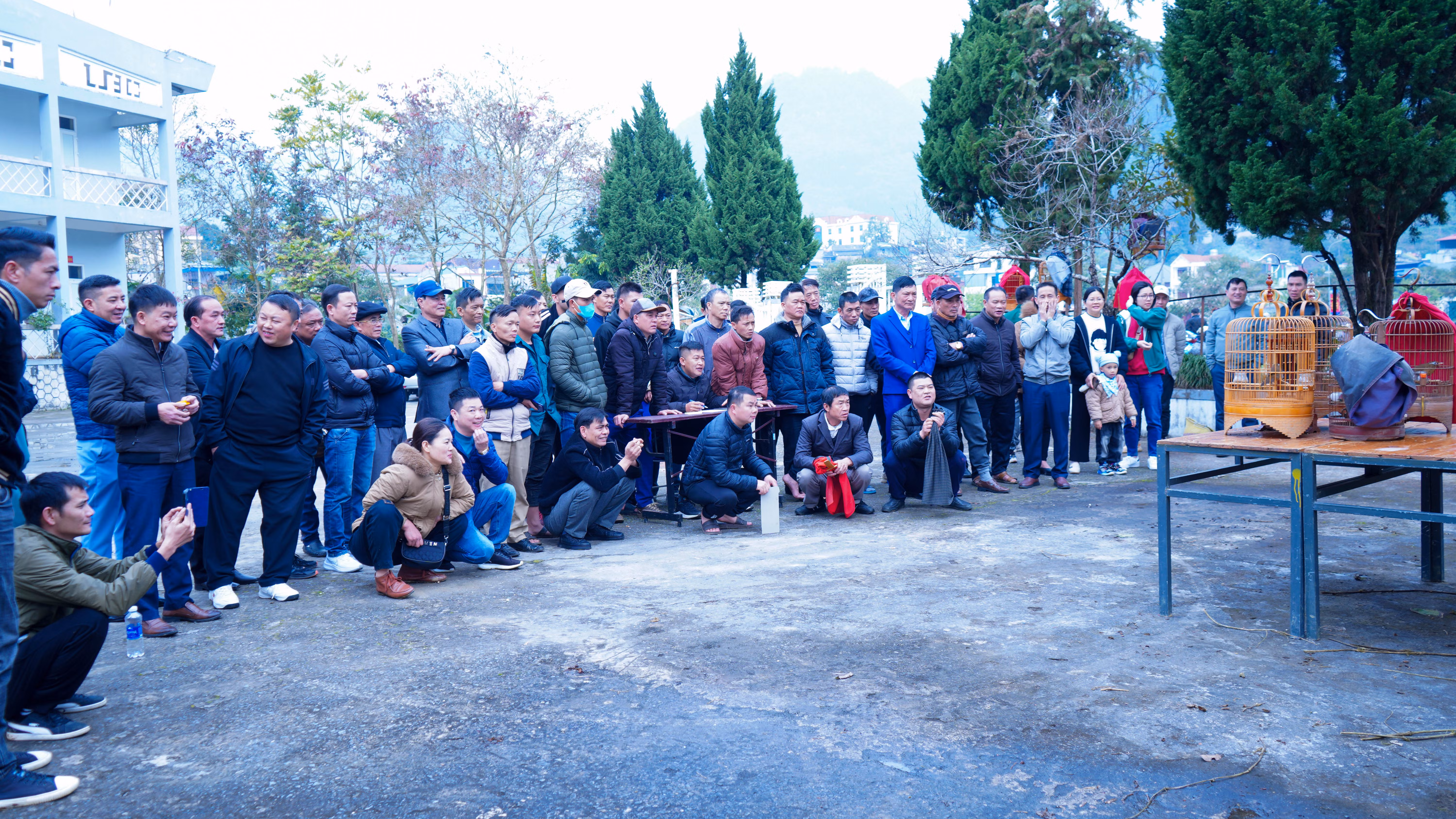 Rất đông khán giả tới xem và cổ vũ trò chơi chọi chim Hoạ mi.jpg