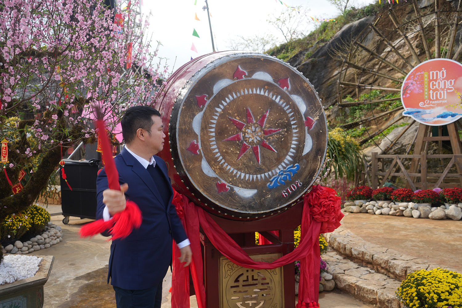 Đánh trống khai hội xuân. đánh trống.jpg