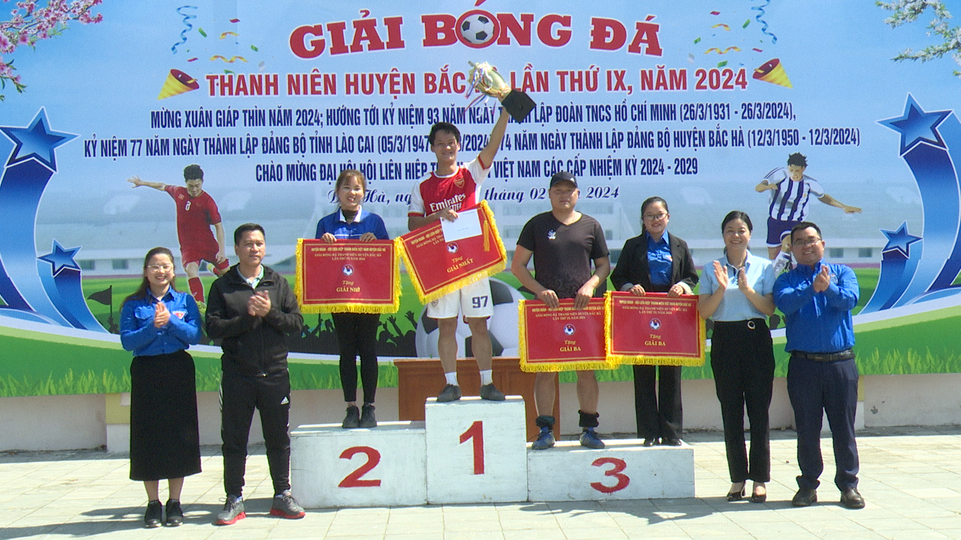 Trao giải cho các đội tuyển. 164_4863.00_02_20_03.Still005.jpg