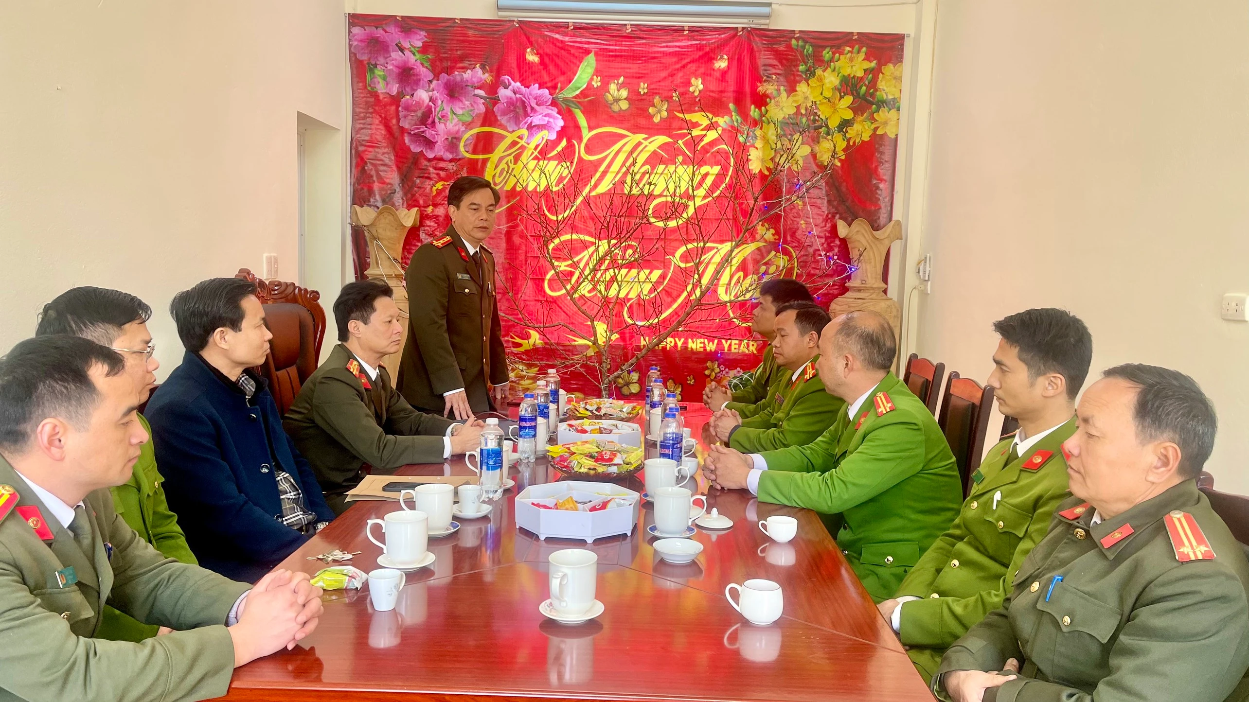 Đại tá NGuyễn Văn Thịnh Phó GĐ CAT động viên CBCS CAH Si Ma Cai bắt giữ thành công đối tượng.jpg