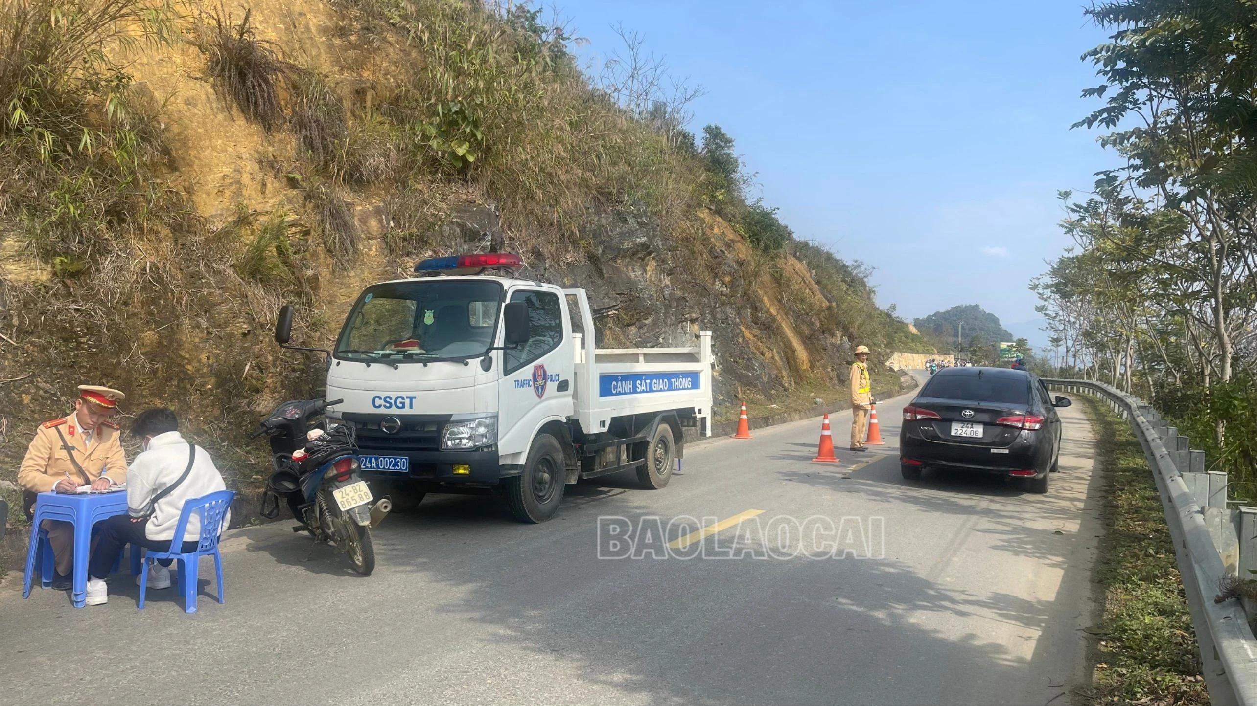 Công an huyện Si Ma Cai lập nhiều chốt xử lý vi phạm TTATGT.jpg
