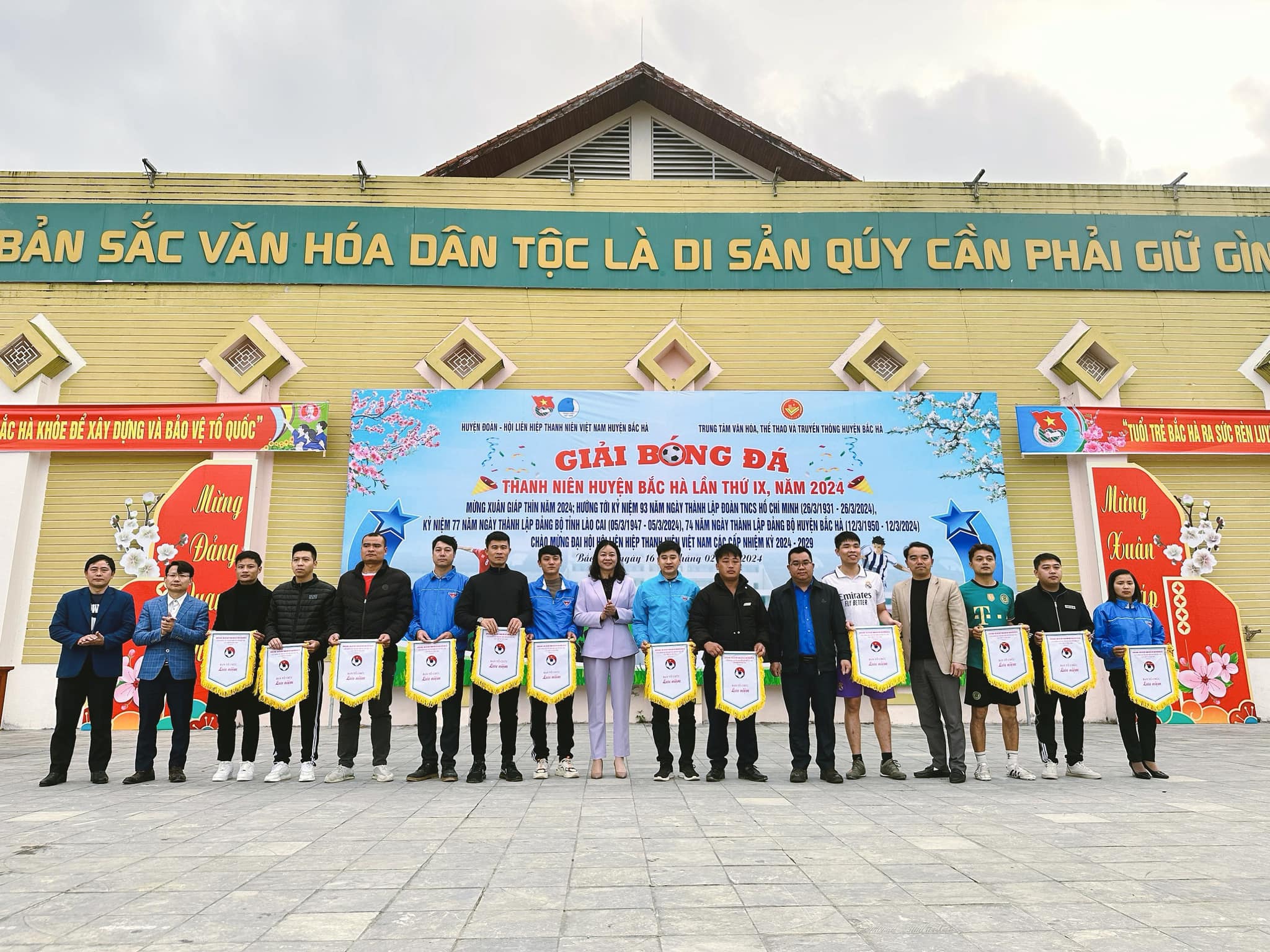 Trao Cờ lưu niệm cho các đội tham gia. 427716099_1856488138121268_704951292180176971_n.jpg