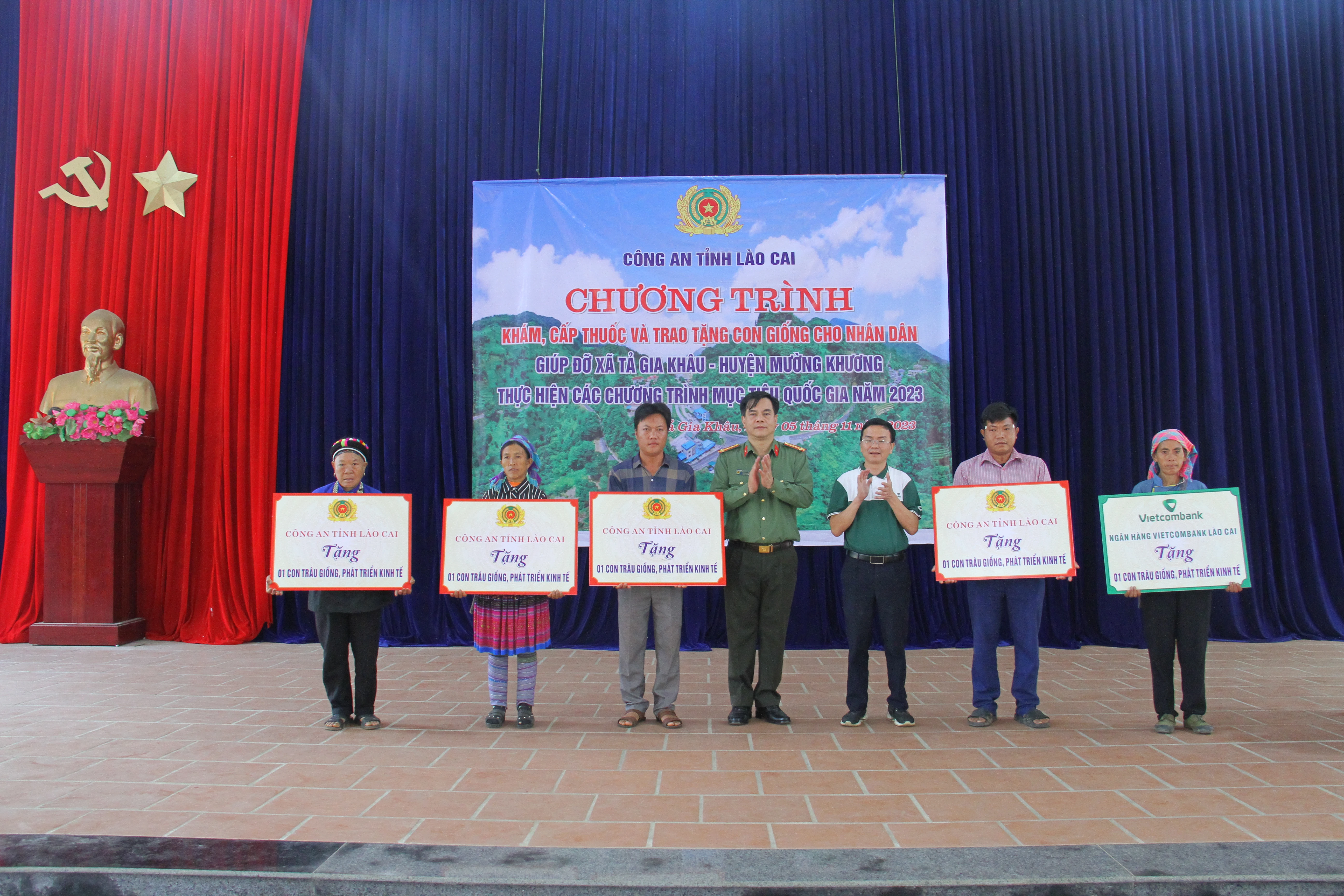 Đại tá Nguyễn Văn Thịnh, Phó Bí thư Đảng uỷ, phó Giám đốc Công an tỉnh cùng Lãnh đạo Ngân hàng vietcombank Lào cai trao quà cho người dân tại xã Tả Gia Khâu, huyện Mường Khương..JPG