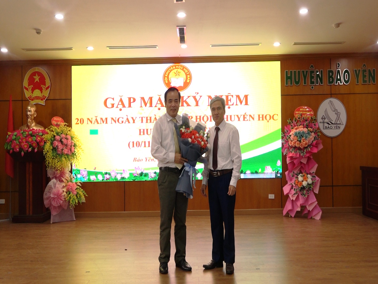 Lãnh đạo Hội Khuyến học tỉnh tặng hoa chúc mừng.jpg