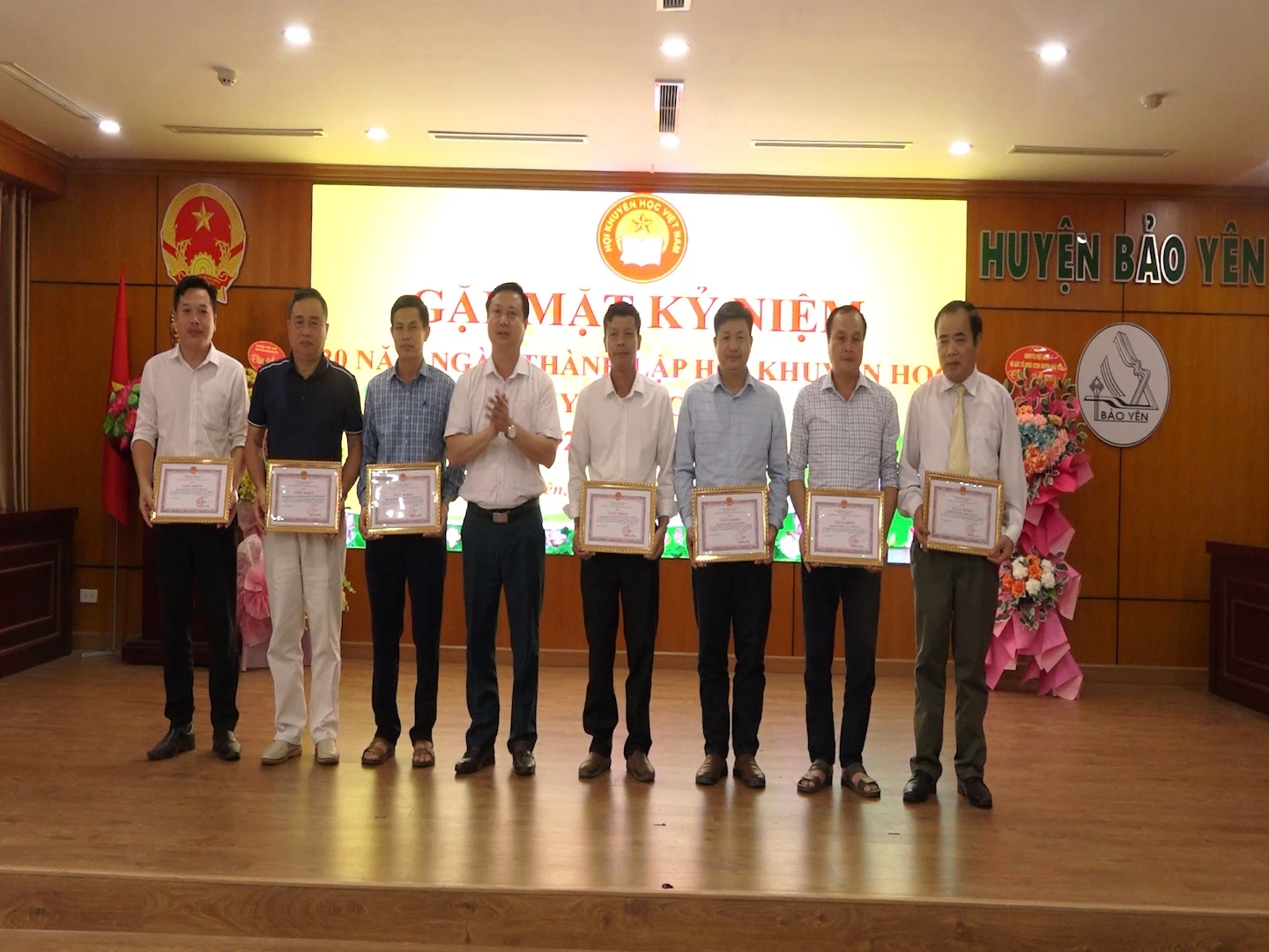 UBND huyện khen thưởng cho các tập thể có thành tích xuất sắc, tiêu biểu trong công tác khuyến học, khuyến tài nhân kỷ niệm 20 năm ngày thành lập Hội Khuyến học huyện Bảo Yên.jpg