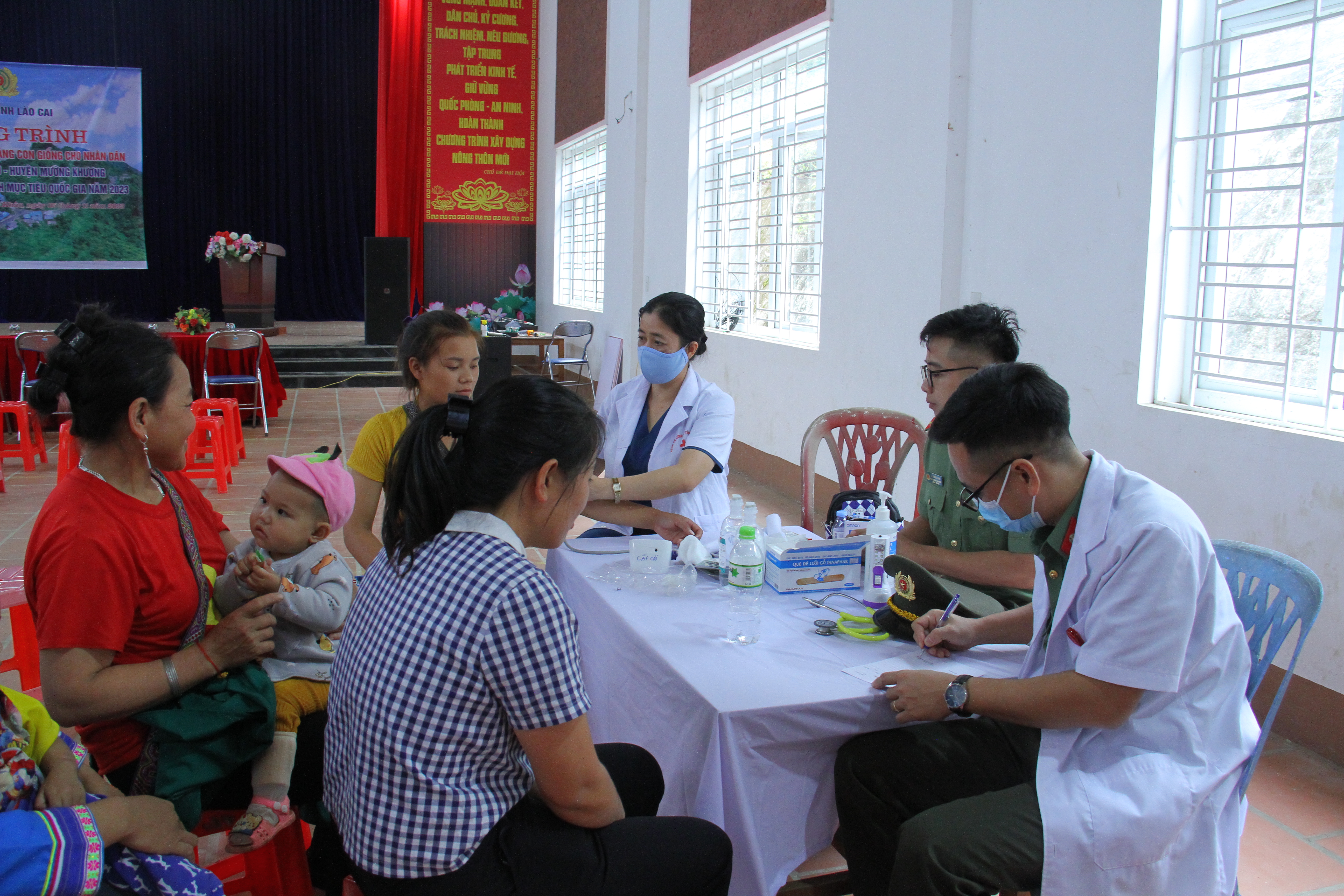 Khám bệnh miễn phí cho nhân dân xã Tả Gia Khâu, huyện Mường Khương.JPG