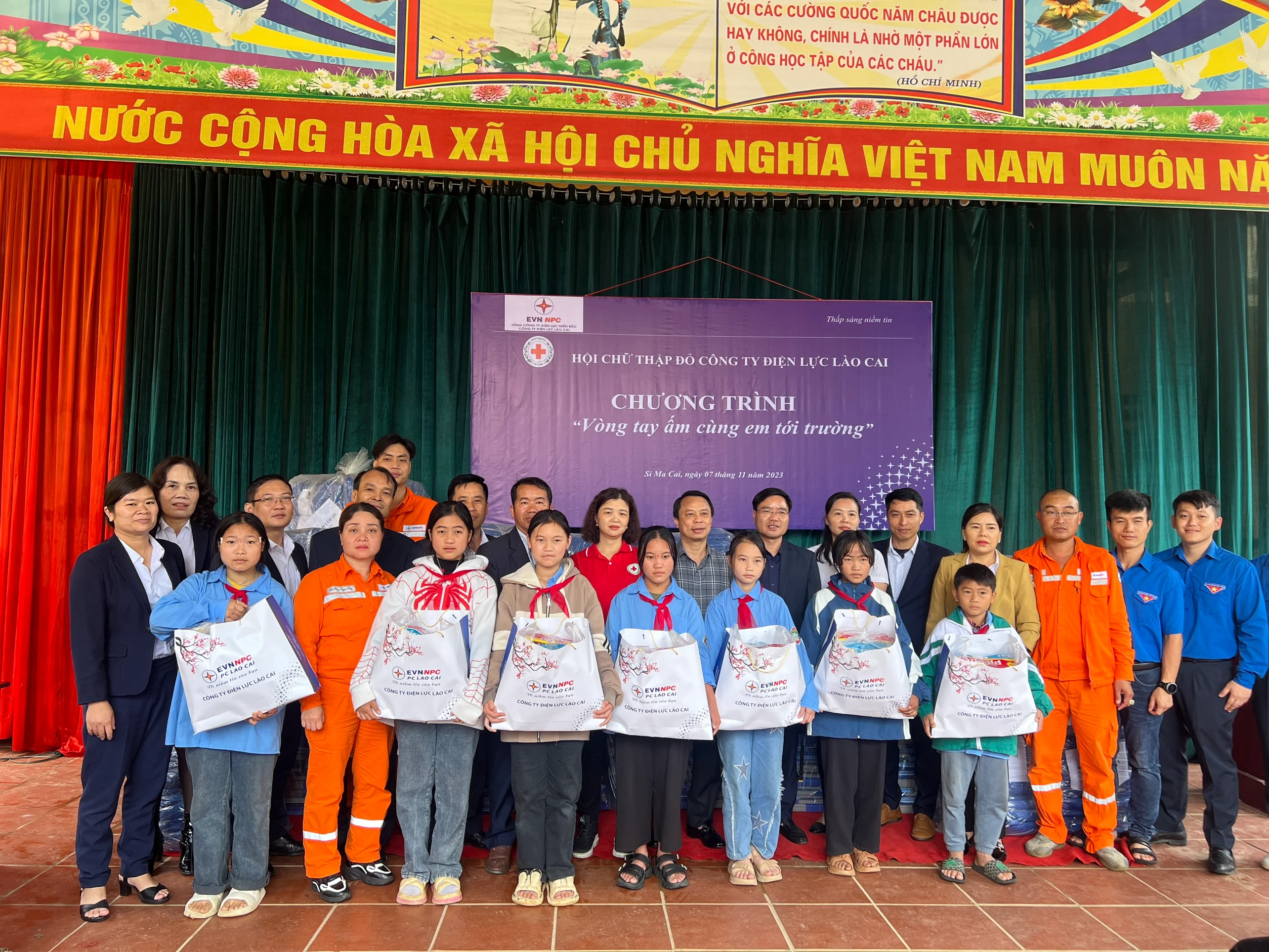 trao quà cho các em hoc sinh (3).jpg