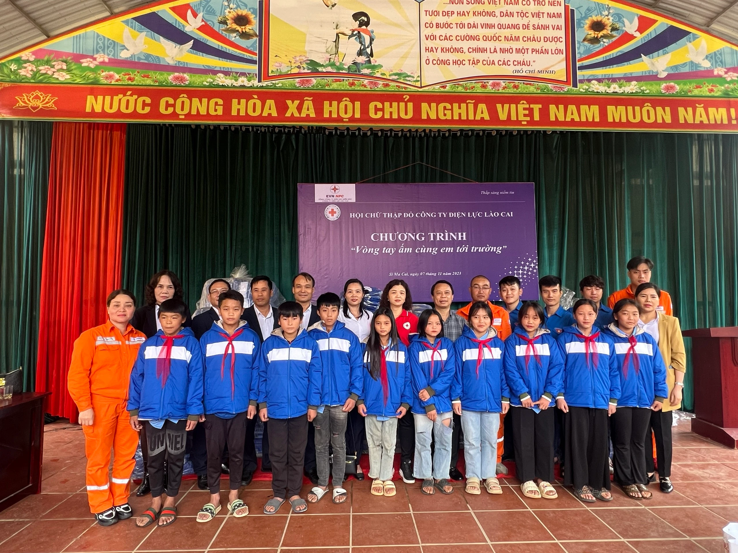 trao quà cho các em hoc sinh (1).jpg