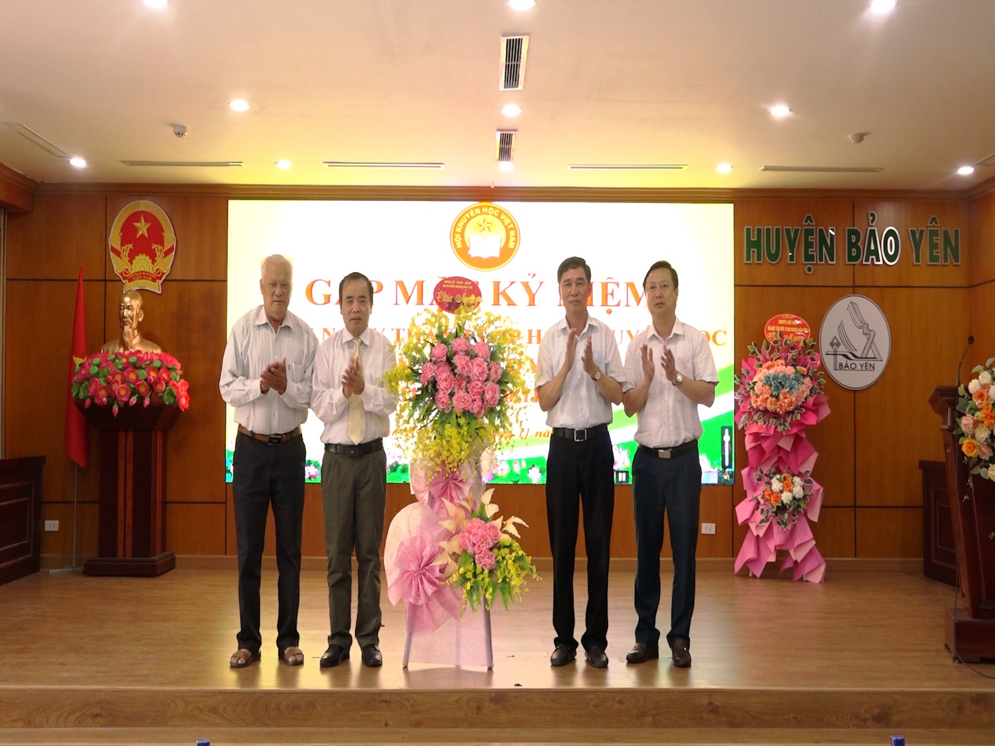 Các đông chí lãnh đạo huyện tặng hoa chúc mừng Hội Khuyến học huyện..jpg