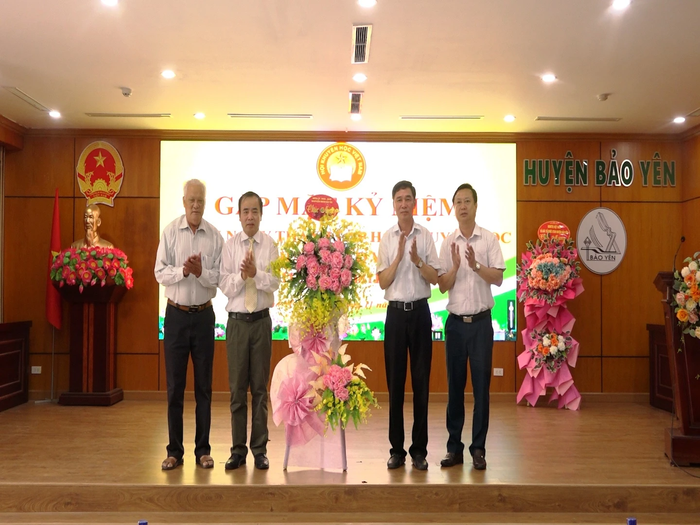 Các đông chí lãnh đạo huyện tặng hoa chúc mừng Hội Khuyến học huyện..jpg