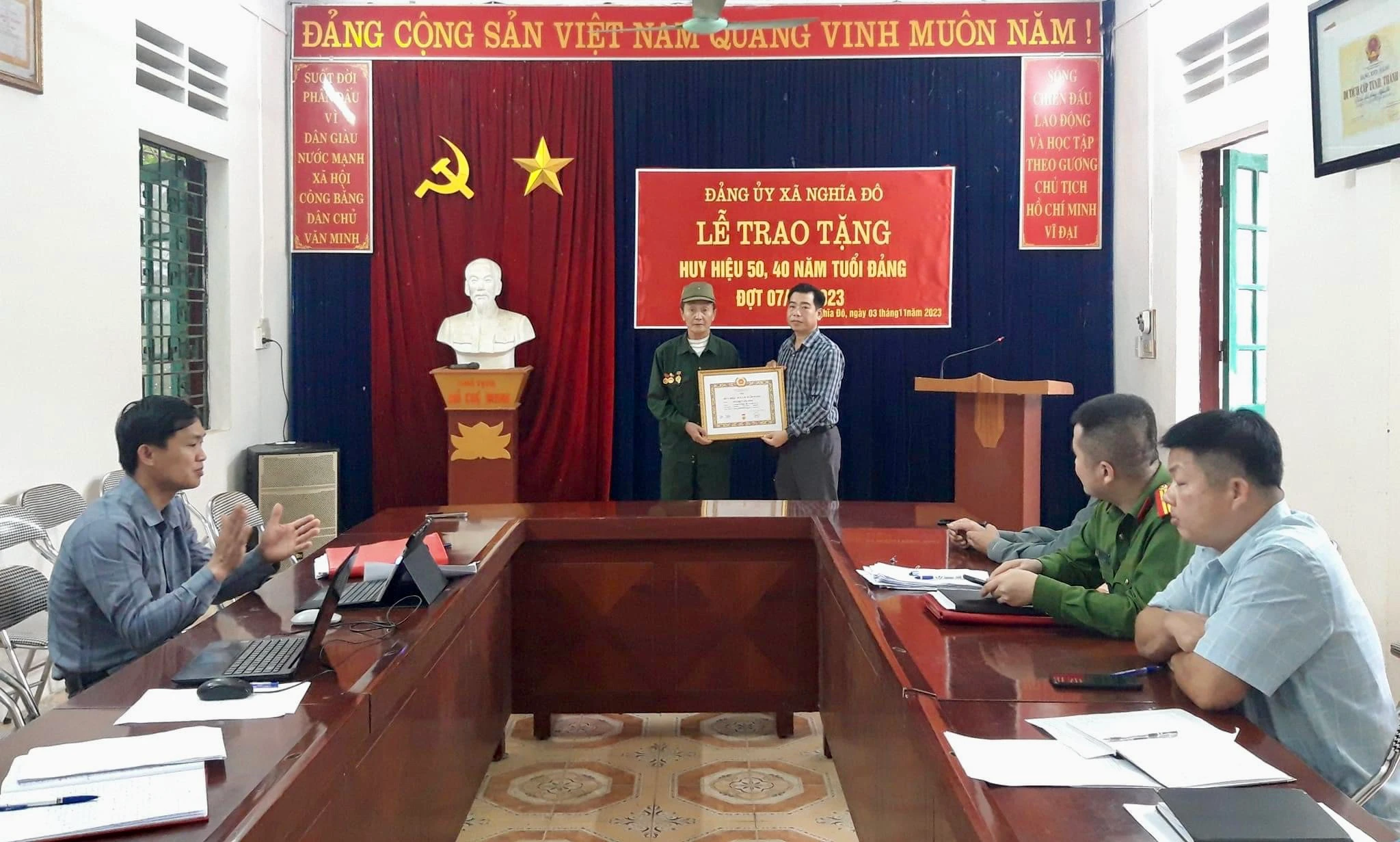 Đảng ủy xã Nghĩa Đô trao Huy hiệu Đảng cho đảng viên tại Đảng bộ xã Nghĩa Đô.jpg