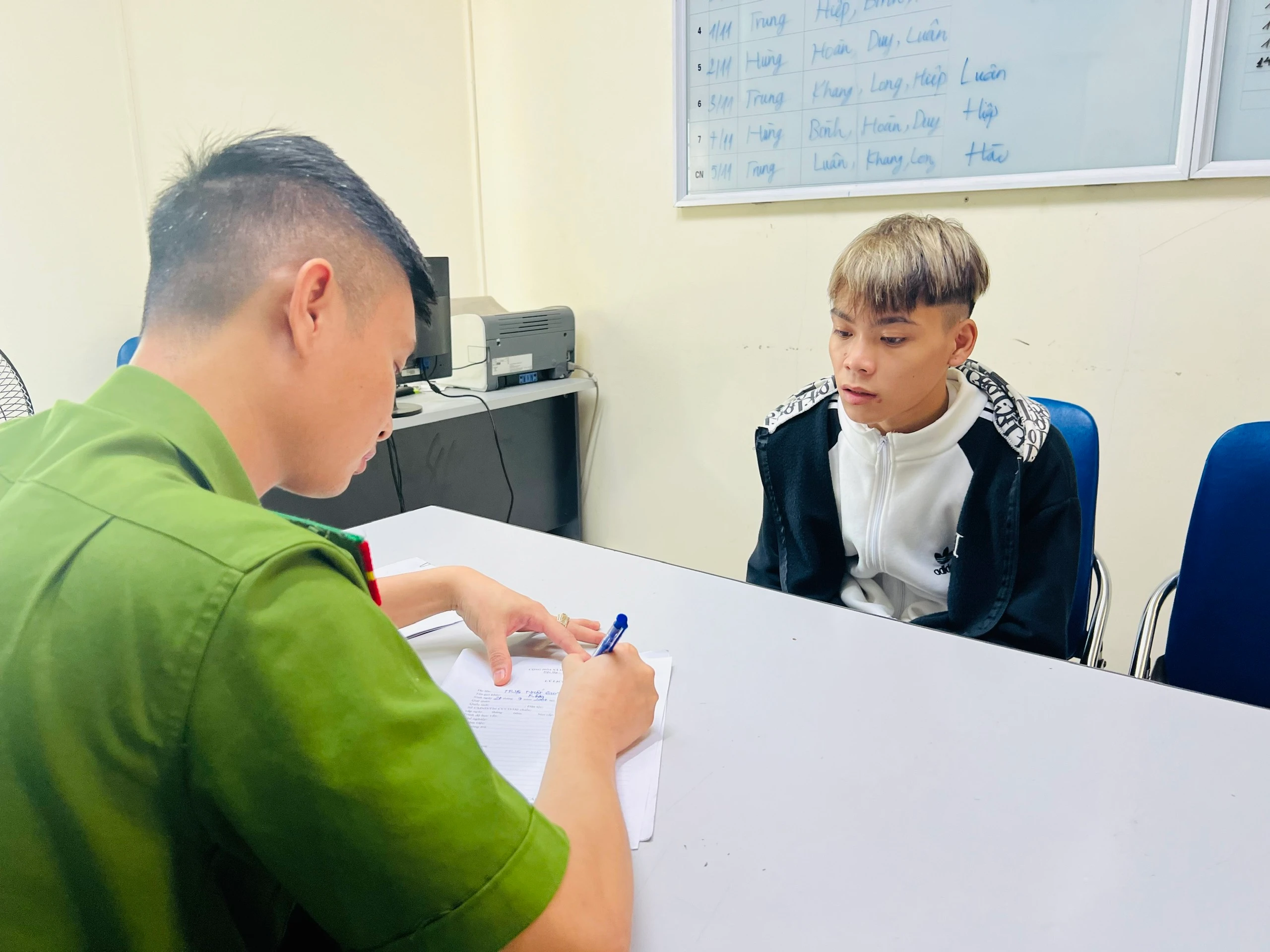 Ảnh 5. Triệu Nhất Quyết tại cơ quan công an.jpg