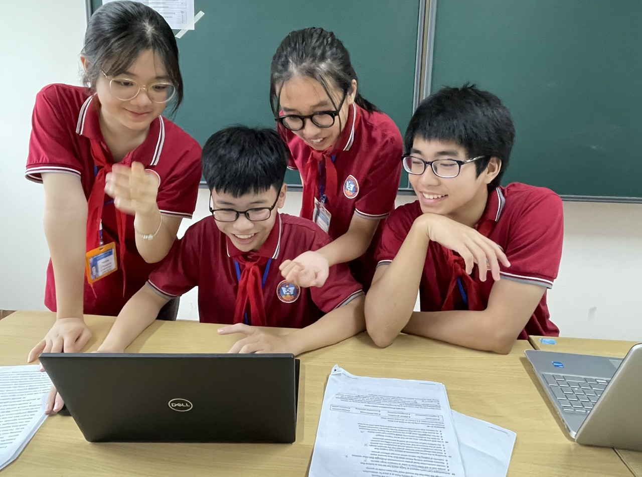 Nguyễn Minh Đức cùng các bạn trao đổi bài tập. z4860834147204_e573c0851a9591081d6866d1a0c2e7e7.jpg