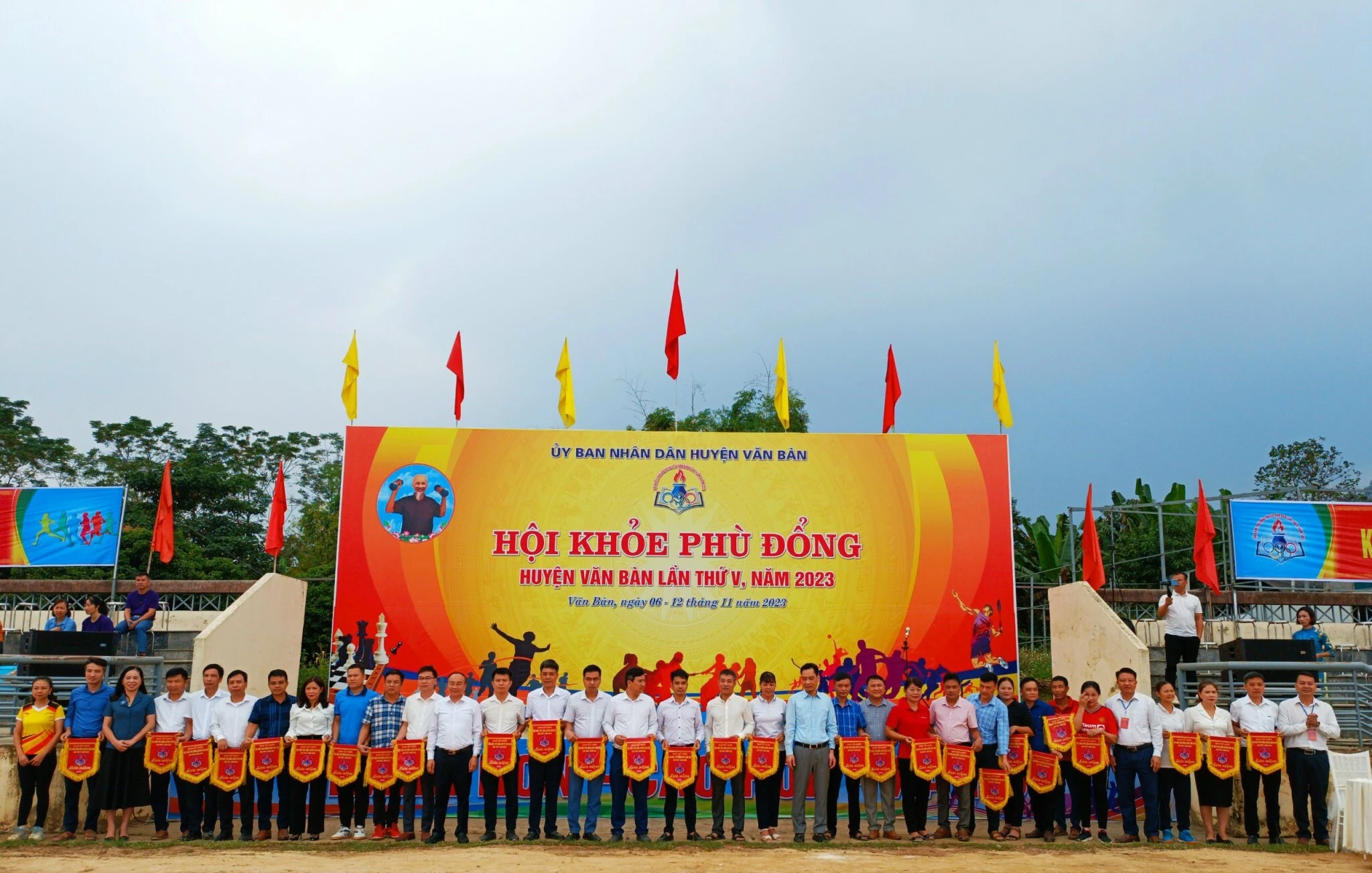 trao cờ lưu niệm.JPG