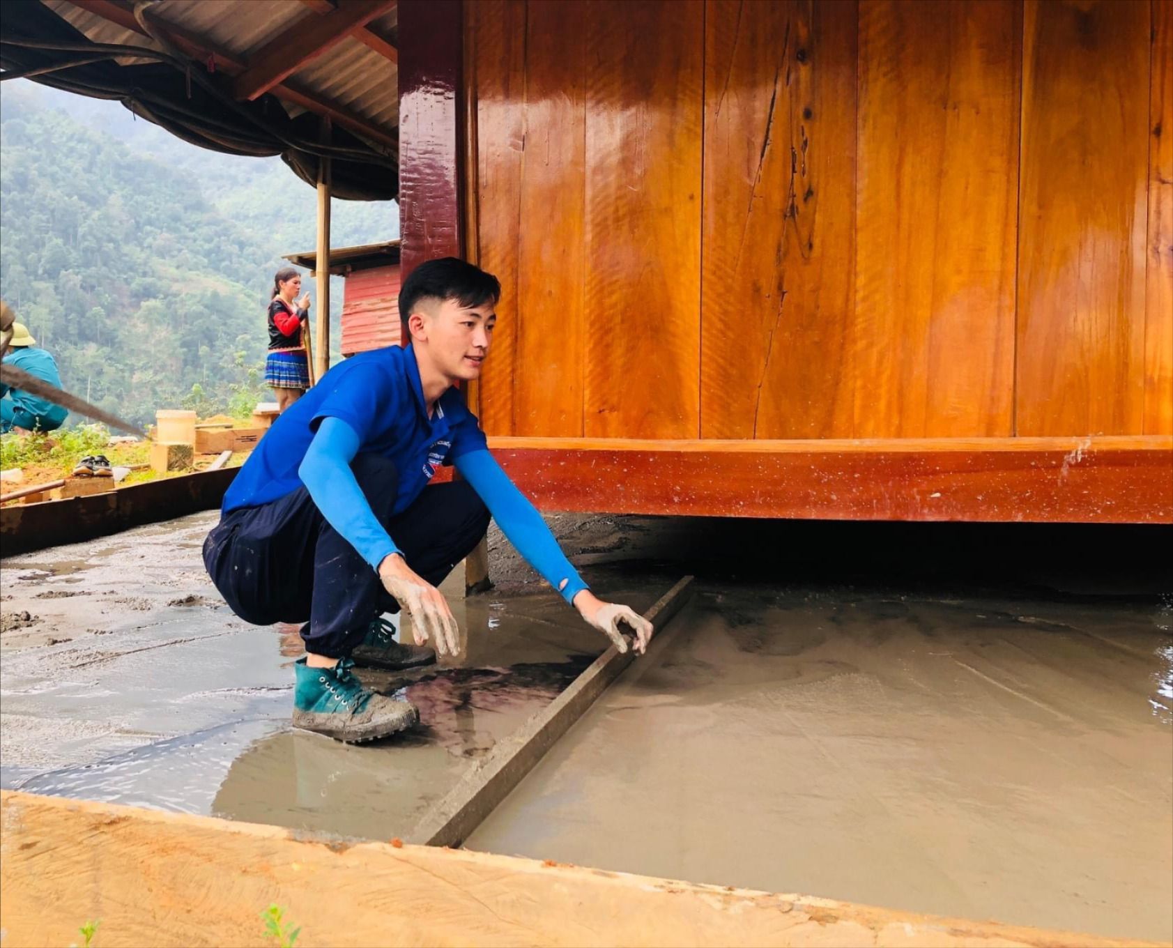 Hơn 160 tình nguyện viên tham gia giúp dân láng nền nhà, làm nhà vệ sinh, chuồng nuôi gia súc. 3.jpg