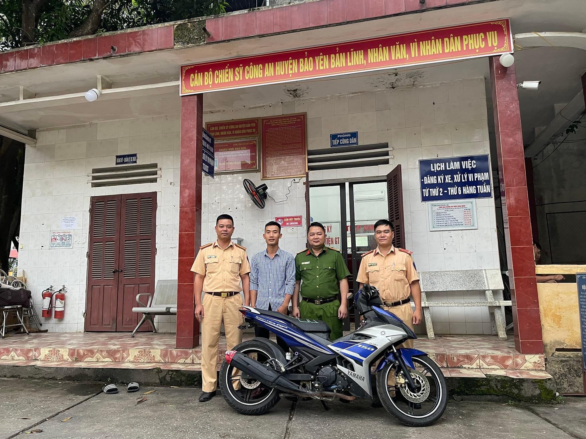 Công an huyện Bảo Yên trao lại chiếc xe mô tô cho anh Quang. Công an huyện Bảo Yên trao lại chiếc xe mô tô cho anh Quang.jpg