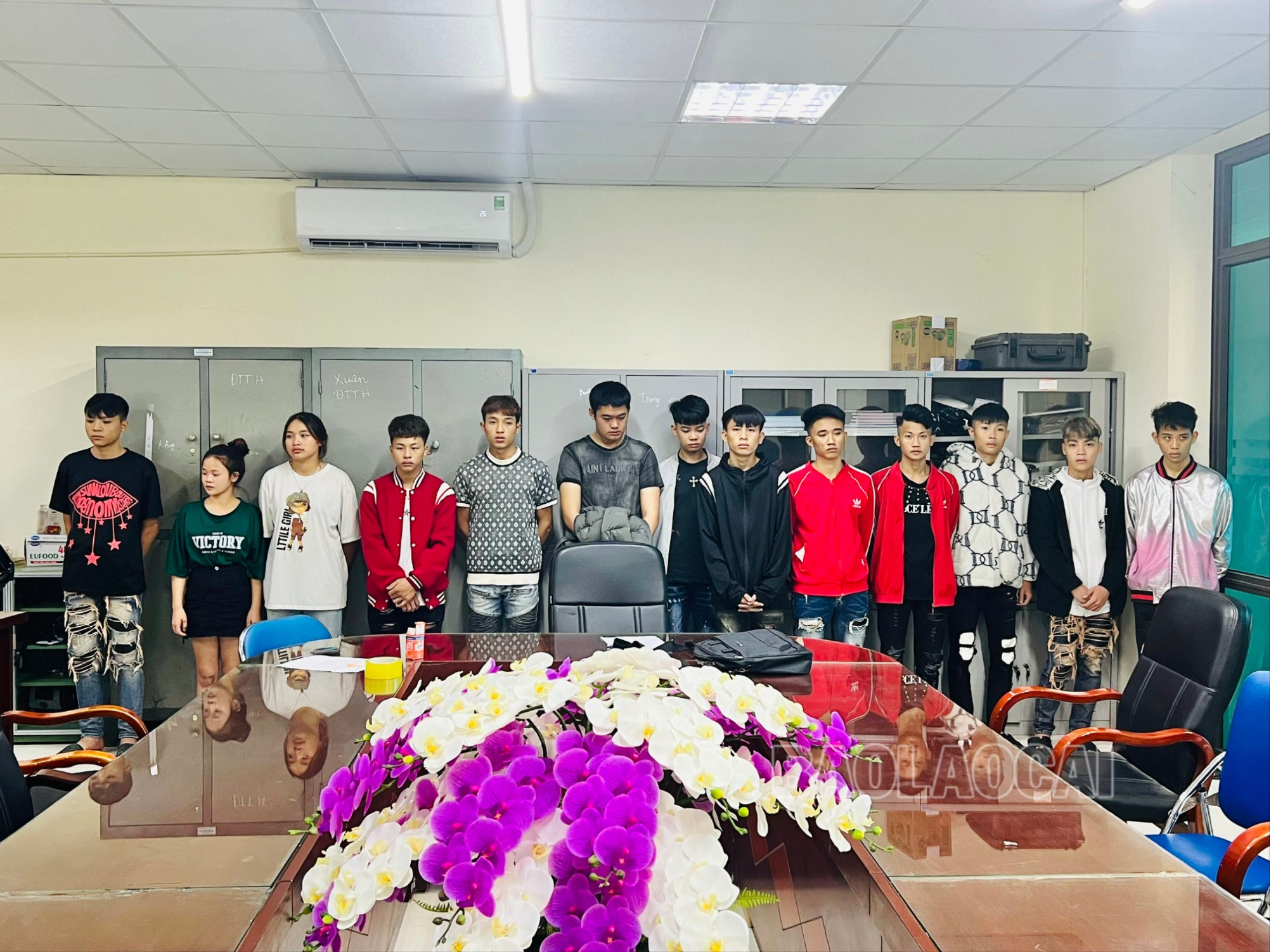 Nhóm thanh thiếu niên vi phạm tại cơ quan công an. Ảnh 3. 13 thanh thiếu niên vi phạm tại cơ quan Công an .jpg