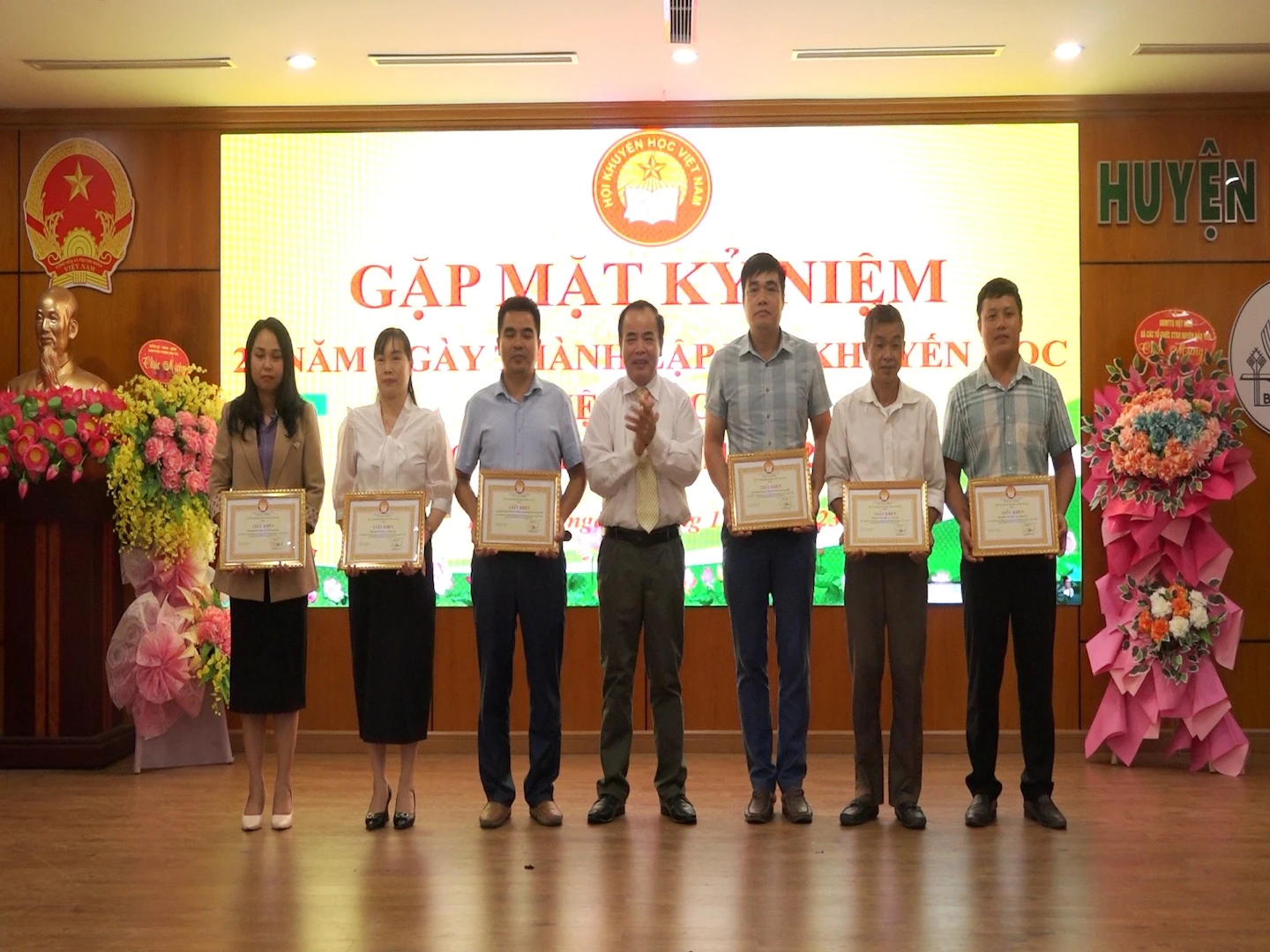 Hội khuyến huyện Bảo Yên khen thưởng cho 12 tập thể, 14 cá nhân có thành tích xuất sắc trong công tác khuyến học, khuyến tài nhân kỷ niệm 20 năm ngày thành lập Hội Khuyến học các huyện.jpg