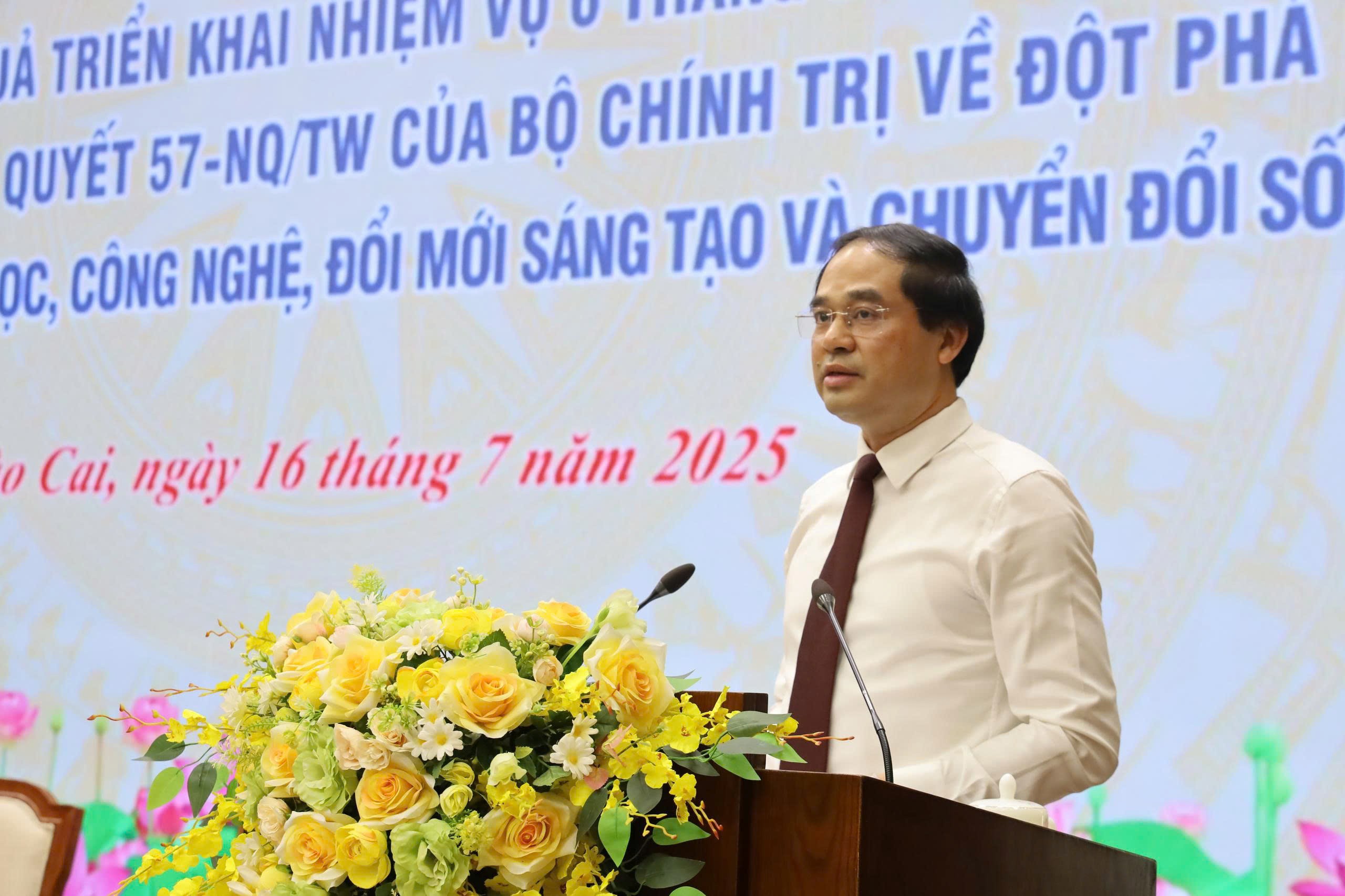Đồng chí Bí thư Tỉnh ủy, Chủ tịch HĐND tỉnh Trịnh Xuân Trường phát biểu khai mạc hội nghị. tin-2.jpg