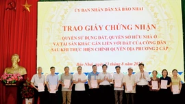 Xã Bảo Nhai trao giấy chứng nhận quyền sử dụng đất cho người dân