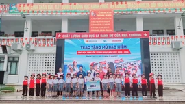 Hơn 200 học sinh tiểu học được tặng mũ bảo hiểm đạt chuẩn 