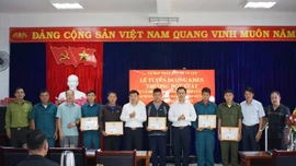  Khen thưởng 5 công dân xã Tả Van dũng cảm cứu du khách nước ngoài bị lạc