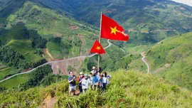 Khám phá vẻ đẹp hoang sơ trên đỉnh núi Lợn Gầy