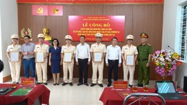 Trao quyết định bổ nhiệm Phó Trưởng Công an phường Cam Đường và bố trí cán bộ