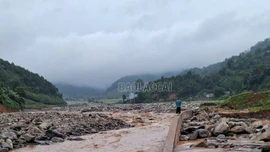 Nước suối dâng cao gây chia cắt giao thông trên tuyến ĐT.153 và ĐT.156, xã Trịnh Tường