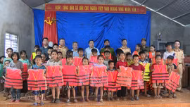 Tuyên truyền phòng, chống đuối nước và tặng áo phao cho người dân vùng hồ Vĩnh Hà