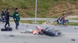 Tai nạn giữa xe bán tải và xe máy ở Sa Pa, 2 người nhập viện