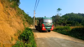 Đường mở rộng, cột điện vẫn “án ngữ”, tiềm ẩn nguy cơ mất an toàn giao thông