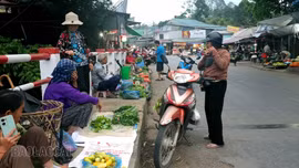 Hành lang cầu thành nơi họp chợ tự phát, nguy cơ mất an toàn giao thông