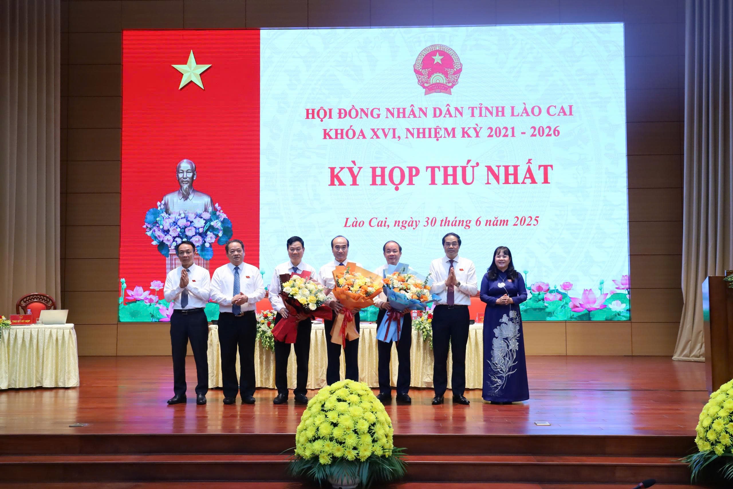 Đồng chí Trịnh Xuân Trường, Bí thư Tỉnh ủy, Chủ tịch HĐND tỉnh tặng hoa các đồng chí nguyên Thường trực HĐND tỉnh không tham gia khóa mới. 8d0a42d0c8427f1c2653.jpg