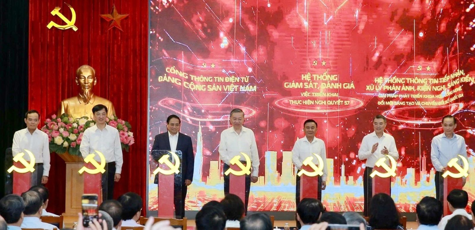 Tổng Bí thư Tô Lâm và các đồng chí trong Ban Chỉ đạo ấn nút khai trương ra mắt hệ thống 3 nền tảng số phục vụ giám sát triển khai Nghị quyết 57-NQ/TW. rmatuntitled-9.jpg
