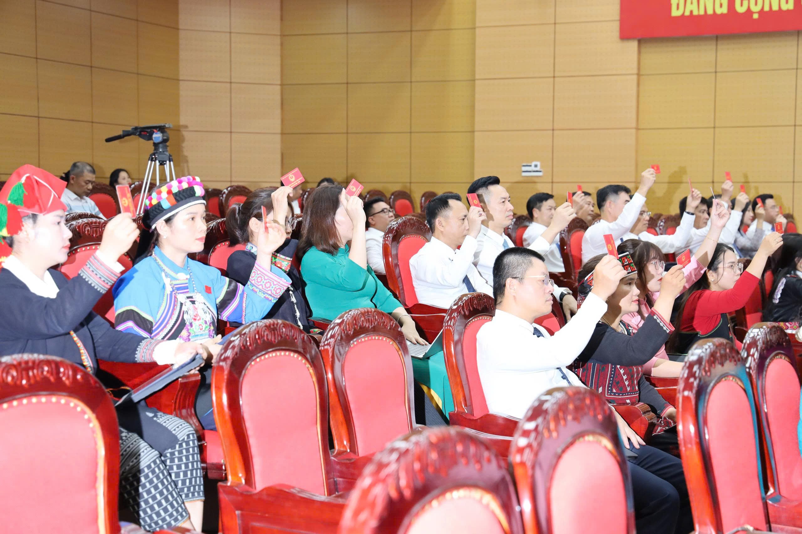 Đại biểu HĐND tỉnh Lào Cai khóa XVI biểu quyết thông qua các nghị quyết tại kỳ họp thứ nhất. fd57adc2ca5f7d01244e.jpg