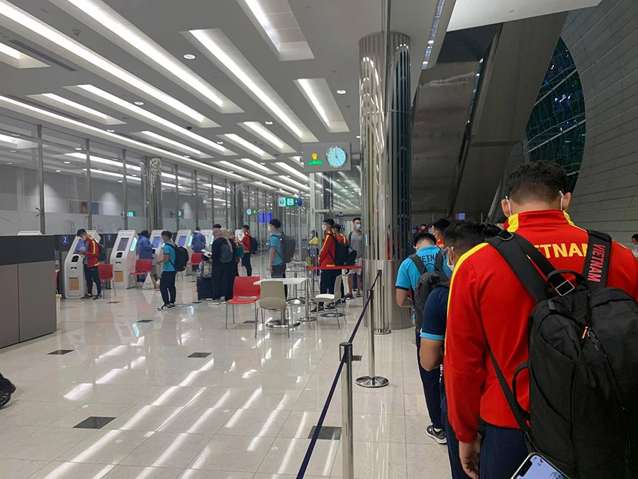 Tuyển Việt Nam đổ bộ UAE, sẵn sàng đấu Trung Quốc