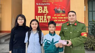 3 học sinh Trường THCS Tô Hiệu nhặt được điện thoại trả lại người đánh mất