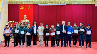 Đảng ủy Các cơ quan Đảng tỉnh thăm và tặng quà Tết cho Nhân dân xã Lâm Giang