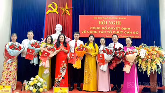 Lãnh đạo MTTQ Việt Nam tỉnh, Lãnh đạo Hội Chữ thập đỏ tỉnh trao quyết định về công tác cán bộ