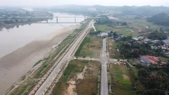 Thu về hơn 216 tỷ đồng từ đấu giá quyền sử dụng đất dọc kè sông Hồng