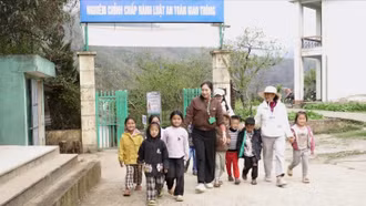 Chuyển biến từ sự tận tụy của những "người gieo chữ"