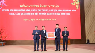 Đồng chí Trần Huy Tuấn - Chủ tịch UBND tỉnh Ninh Bình thăm, tặng quà Tết tại Lào Cai