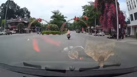 Cảnh sát giao thông Lào Cai kịp thời hỗ trợ đưa 2 công nhân bị nạn đi cấp cứu