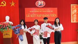 Trường THPT Hoàng Quốc Việt kết nạp 3 đảng viên là học sinh đầu tiên trong lịch sử nhà trường